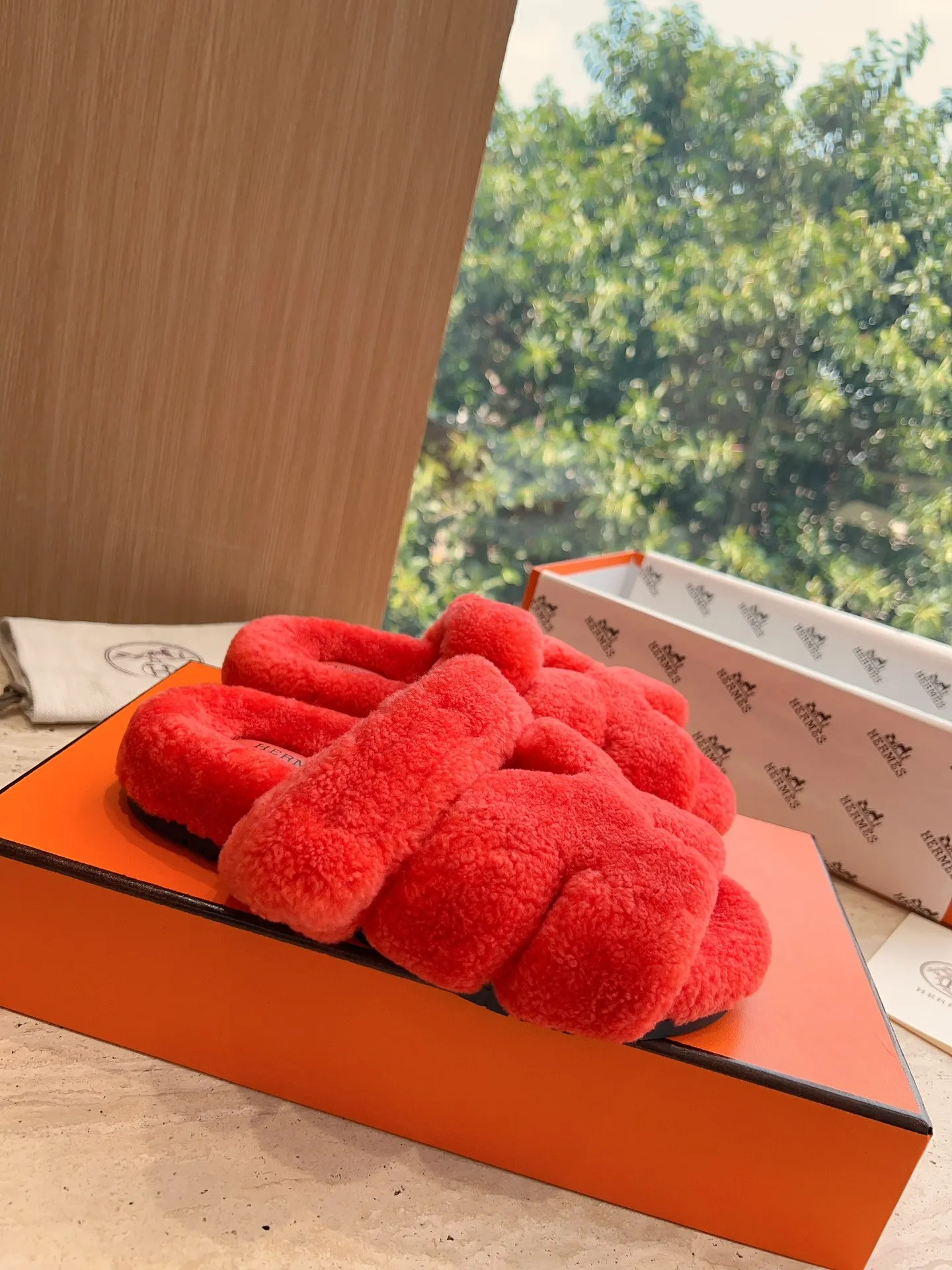 👟👟Ex-factory price 500👟👟 (Top version) Hermes Hermès Second Uncle Fur Slippers Can be made without standard: [Note: No standard needs to be customized] In 2024, the official website and Xiaohongshu will synchronize the latest color matching Hermès hot models, upgraded workmanship, high quality! Fashionable small wool H-slip autumn and winter style flat-soled wool mop. Fabric: Imported lamb's roll real wool. Lining: Imported lamb's roll real wool. Outsole: Genuine leather outsole. Size: 35-43, [Note: 41, 42, 43 customized]